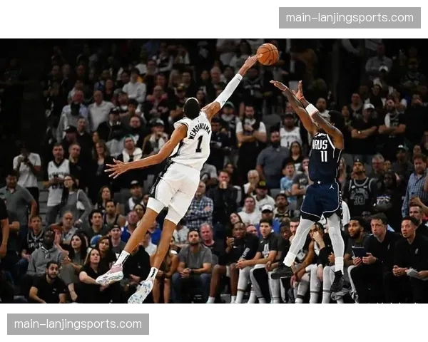 文班亚马攻防两端战术轴心化 马刺防守体系以其护筐半径为核心构建